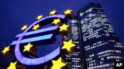 資料照片：位於德國法蘭克福的歐洲中央銀行前的巨大歐元標誌。(2005年11月30日)