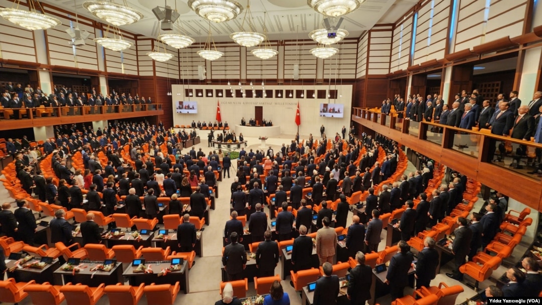 Türkiye Cumhuriyeti’nin her döneminde tartışma konusu olan anayasa değişikliklerini VOA Türkçe’ye değerlendiren anayasa hukuku profesörleri, Cumhuriyetin ikinci yüzyılında da yeniden anayasa değişikliğinin gerekli olduğunda hemfikir. 
