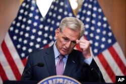 El representante Kevin McCarthy habla con los periodistas horas después de ser destituido como presidente de la Cámara de Representatnes en el Capitolio, en Washington, el 3 de octubre de 2023.