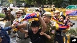 Polisi India menahan aktivis pemuda Tibet yang memprotes kunjungan Menteri Luar Negeri China Qin Gang di New Delhi, India, Rabu, 1 Maret 2023. Qin mengunjungi India untuk menghadiri pertemuan menteri luar negeri G20 di New Delhi. (AP)