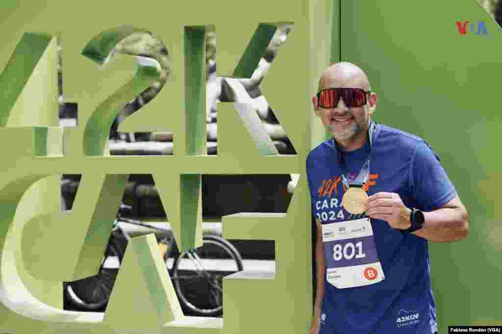 Lurvin Corredor logró culminar su segundo maratón acompañado de su familia y amigos, asegura que la organización fue impecable y que lo considera un maratón de nivel mundial. 