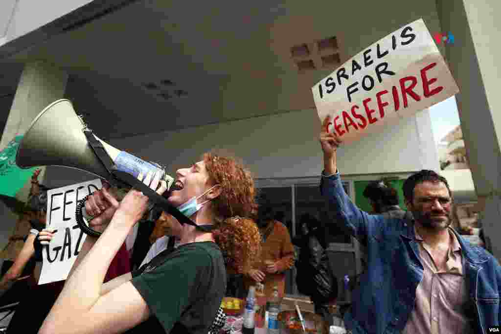 Durante casi una hora los activistas protestaron contra la guerra en Gaza.