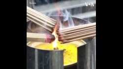 面临就业压力 中国年轻人到寺庙祈祷许愿 