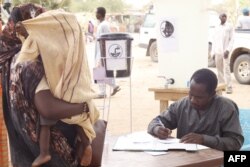 Seorang pekerja mendaftarkan pengungsi Sudan yang menyeberang ke Chad di sebuah kamp di Koufroun, dekat Echbara, 1 Mei 2023. (Gueipeur Denis SASSOU / AFP)