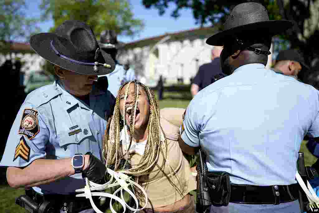 Petugas patroli negara bagian Georgia menahan seorang demonstran di kampus Universitas Emory selama aksi demonstrasi pro-Palestina, di kota Atlanta. (AP)&nbsp;