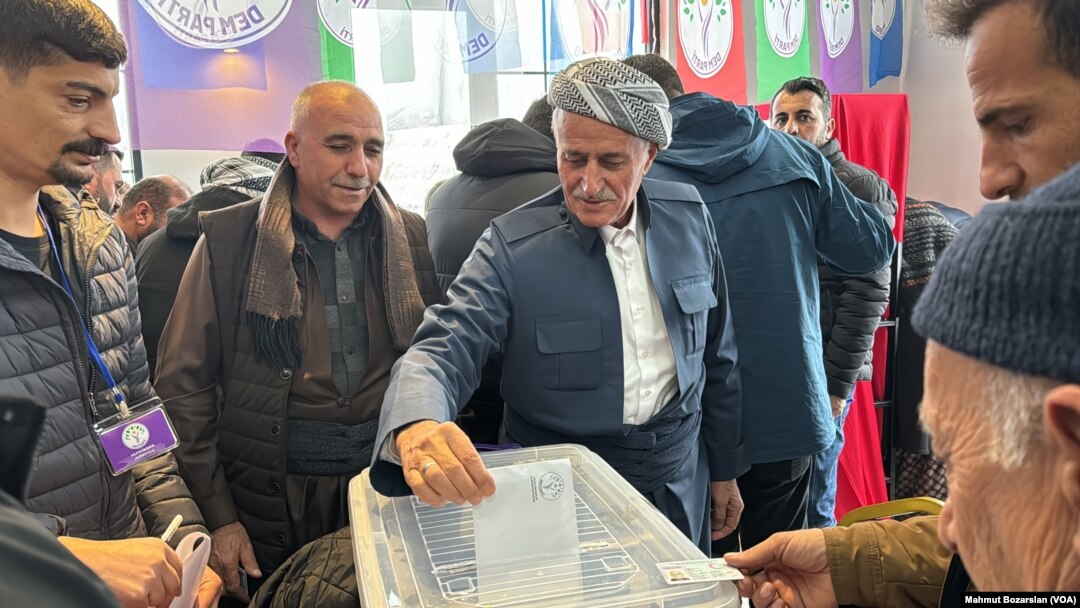 DEM Parti'de belediye başkan adayları ön seçimlerle belirleniyor.
