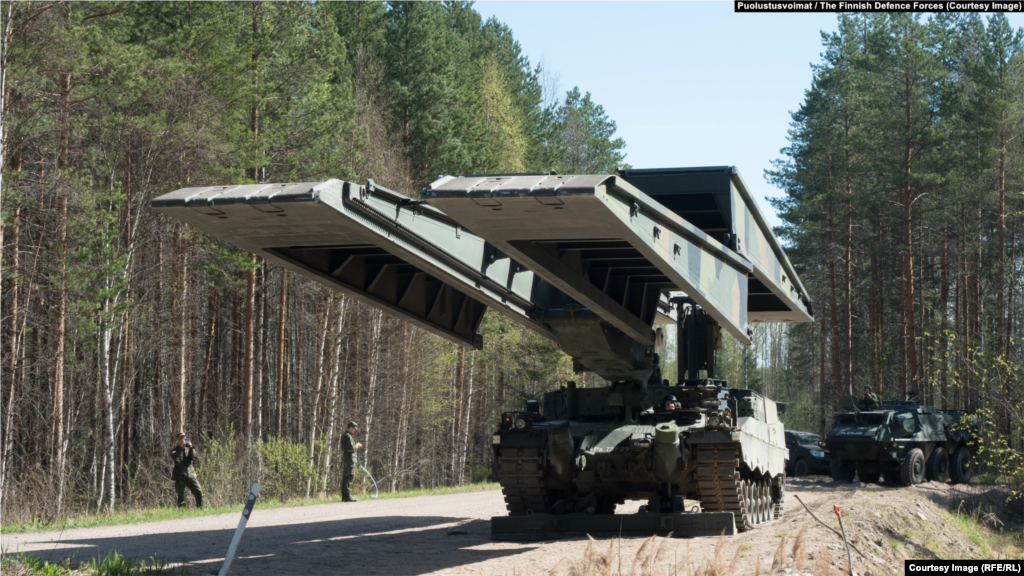 Leopard 2L Armored Bridge Layer გერმანული წარმოების ამ მაქნანას, ხიდის გაშლა 25 მეტრამდე სიგანეზე შეუძლია. ღამის ხედვის აღჭურვილობა, ორკაციან ეკიპაჟს საშუალებას აძლევს რამდენიმე წუთში გადაკვეთოს მონაკვეთი, თუნდაც სრულ სიბნელეში.