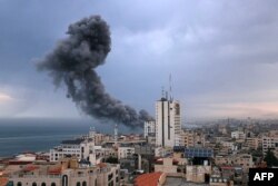 Dim se uzdiže iznad stambenih zgrada u Gazi, nakon izraelskih udara, 9. oktobra 2023.