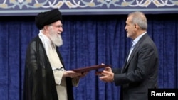 مسعود پزشکیان، رییس جمهور و علی خامنه‌ای، رهبر ایران 