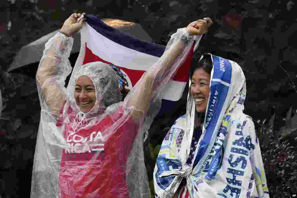 Para penonton menyaksikan upacara pembukaan Olimpiade Musim Panas di Paris, Jumat, 26 Juli 2024. (Foto:&nbsp;Kirsty Wigglesworth/AP Photo)