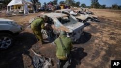 哈马斯突袭以色列南部在加沙边境举行的音乐节，屠杀260名音乐节参与者。以色列士兵在屠杀现场勘验被焚烧车辆。（2023年10月13日）