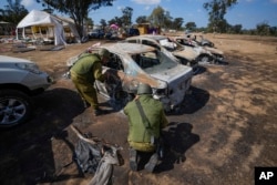 Tentara Israel memeriksa lokasi festival musik dekat perbatasan dengan Jalur Gaza di Israel selatan, Jumat. 13 Oktober 2023. (Foto: AP)