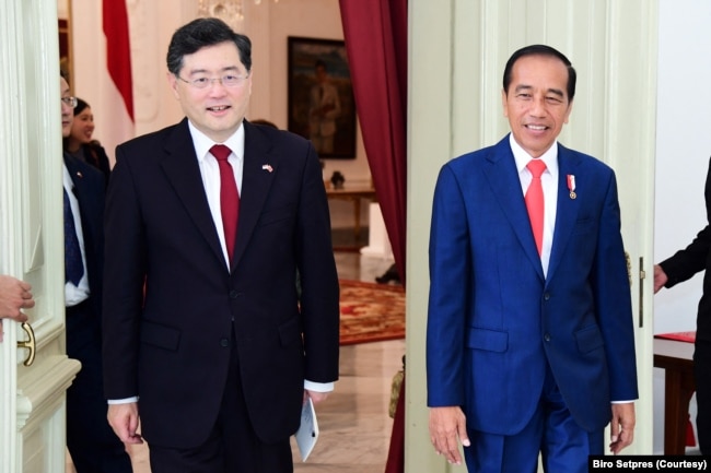 Presiden Joko Widodo berjalan bersama Menteri Luar Negeri China Qin Gang saat bertemu di istana di Jakarta, 22 Februari 2023. (Foto: Biro Setpres RI via REUTERS)