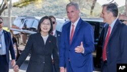 众议院议长麦卡锡欢迎抵达加州西米谷里根图书馆的台湾总统蔡英文。(2023年4月5日)