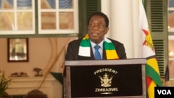 Presiden Zimbabwe Emmerson Mnangagwa saat menghadiri acara sebuah acara di Harare, September 2023. Mnangagwa batal menutup Konferensi Energi Terbarukan Internasional Afrika Selatan di Kota Air Terjun Victoria, Jumat, 1 Maret 2024, karena ancaman bom. (ColumbusMavhunga/VOA)