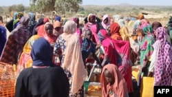 ARCHIVO - Refugiados que huyen del conflicto en Sudán hacen cola con sus bidones para recoger agua potable en el campo de refugiados de Ourang en Adre, Chad, el 7 de diciembre de 2023.
