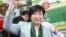 7일 일본 도쿄에서 3선 연임에 성공한 고이케 유리코 현 지사가 손을 들어 보이고 있다.