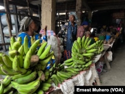 Deux vendeuses conversent en attendant des éventuels clients au marché de Nyawera, à Bukavu, le 22 février 2023.