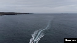 ARCHIVO - Los pescadores salen al mar para pescar, después de que el gobierno de Ecuador ampliara el área marina protegida alrededor de las Islas Galápagos, cerca de Puerto Ayora, en la isla de Santa Cruz, Islas Galápagos, Ecuador 24 de enero de 2022. 