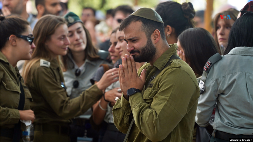 Soldados rezan y lloran durante un funeral colectivo a militares caídos durante los enfrentamientos con Hamás, en Jerusalén, el 13 de octubre de 2023.