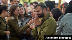 En Fotos | Militares israelíes entierran a sus muertos en medio de tensa calma en Jerusalén