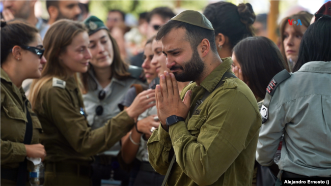 En Fotos | Militares israelíes entierran a sus muertos en medio de tensa calma en Jerusalén