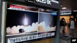Yon ekran televizyon montre imaj lansman misil Kore di No a pandan yon emisyon nouvel nan stasyon tren Seoul la nan Kore di Sid, 31 Out, 2023. 