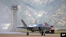FILE - Pesawat jet F-35 tiba di Pangkalan Angkatan Udara Hill di Utah, 2 September 2015. (AP/Rick Bowmer)