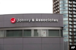រូបឯកសារ៖ ស្លាកយីហោរបស់​ក្រុមហ៊ុន​ Johnny & Associates ដែលត្រូវបាន​បង្កើត​ឡើង​ដោយ​លោក Johnny Kitagawa នៅទីស្នាក់ការ​កណ្តាល​ ក្នុងទីក្រុងតូក្យូ ប្រទេស​ជប៉ុន កាលពីថ្ងៃទី១០ ខែកក្កដា ឆ្នាំ២០១៩។
