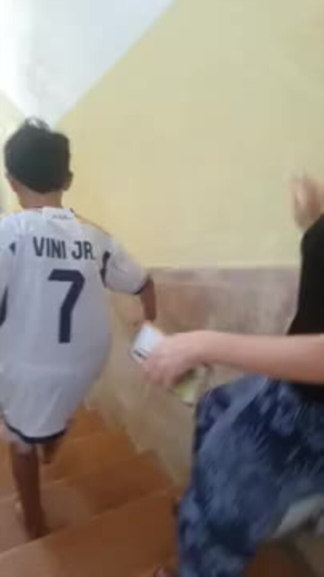 Mẹ con người Việt chạy tìm nơi trú ấn giữa tiếng còi báo động ở Israel