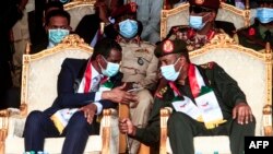 Kutoka kushoto ni Jenerali Mohamed Hamdan Daglo "Hemeti" akizungumza na Jenerali Abdel Fattah al-Burhan huko Khartoum tarehe 8 Oktoba 2020. Picha na Ebrahim HAMID / AFP.