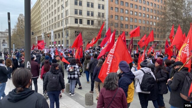 Manifestantes recordaron el aniversario 50 del golpe militar en Chile.