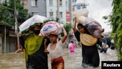 2024 年 8 月 25 日，孟加拉費尼發生嚴重洪水，民眾涉水搬運救援物資。