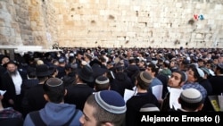 Miles de judíos abarrotaron el Muro de las Lamentaciones en Jerusalén para orar por el regreso de los israelíes secuestrados aún por Hamás. Foto: VOA