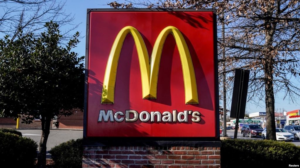 资料照片：华盛顿附近弗吉尼亚州阿灵顿的麦当劳餐厅标识。(2022年1月27日)(photo:VOA)