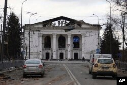 Здание Мариупольского драмтеатра. Апрель 2022 г. AP Photo/Alexei Alexandrov