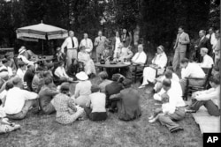 Arhiva: Predsednik Frenklin Ruzvelt i njegova supruga Elenor, tokom piknika povodom Dana rada u njihovoj rezidenciji u Hajd Parku u Njujorku, 3. septembra 1934. godine.