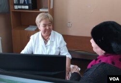 Cardiologist Raysa Khudaybergenova, who like Akylbek Muratov faced a threat of extradition to Uzbekistan and spent a year in detention, receives a patient at a clinic in Almaty, Kazakhstan, on Feb. 28, 2024. (Naubet Bisenov/VOA)