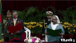 বঙ্গভবনে প্রধানমন্ত্রী হিসেবে শপথ নিলেন আওয়ামী লীগের সভাপতি শেখ হাসিনা। ১১ জানুয়ারি, ২০২৪।