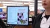 Arhiva: Žena plaća namirnice u supermarketu u Beliflauveru u Kaliforniji, 13. februara 2023. godine.