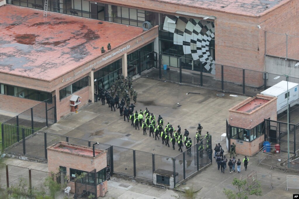  Soldados entran a la cárcel en Turi, Ecuador, el 14 de enero de 2024. Soldados y policías intervinieron el domingo en varias cárceles de Ecuador en busca de armas, municiones y explosivos y para restablecer el orden. (Foto AP/Javier Caivinahua).   