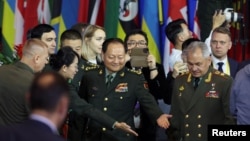 中共中央軍委副主席張又俠與俄國國防部長紹伊古（右前）抵達北京出席香山論壇會場。（2023年10月30日）