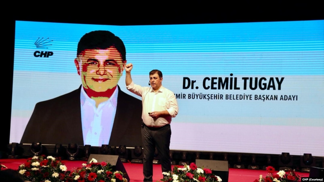 İzmir'in mevcut Büyükşehir Belediye Başkanı Tunç Soyer'in katılmadığı programda, Tugay Soyer'e ve eski CHP lideri Kılıçdaroğlu'na teşekkür etti.