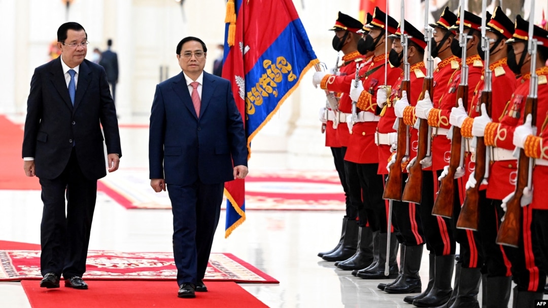 Ông Hun Sen đón Thủ tướng Việt Nam Phạm Minh Chính đến thăm khi ông còn là Thủ tướng Campuchia