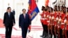 Bức ảnh do Nội các Chính phủ Campuchia công bố hôm 8/11/2022 cho thấy Thủ tướng Campuchia Hun Sen (trái) và Thủ tướng Việt Nam Phạm Minh Chính (phải) duyệt đội danh dự trước cuộc gặp tại Cung điện Hòa bình ở Phnom Penh.