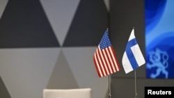 Bendera AS dan Finlandia terlihat di Kementerian Luar Negeri di Helsinki, Finlandia, 2 Juni 2023. (Foto: Lehtikuva/via REUTERS)