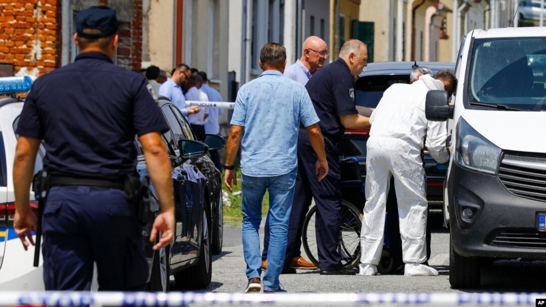 Policija u Daruvaru na mestu masovne pucnjave (Foto: Zeljko Puhovski/Cropix via AP)