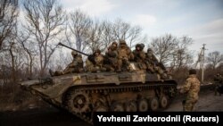 Українські солдати на BMP-2 - на бойовій машині піхоти, розробленій в СРСР у 80-х роках, що є на озброєнні української і російської армії. Донецька область 11 лютого 2023 р.