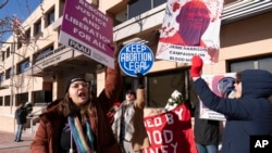 Aktivis anti-Aborsi berdemonstrasi di luar markas Komite Nasional Demokrat (DNC), di Washington, Rabu, 17 Januari 2024.( AP/Jose Luis Magana)