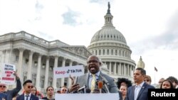 El congresista Jamal Bowman (Demócrata por Nueva York) se une a los creadores de TikTok en una conferencia de prensa para hablar en contra de una posible prohibición de TikTok en el Capitolio de Estados Unidos en Washington, 22 de marzo de 2023. REUTERS/Evelyn Hockstein